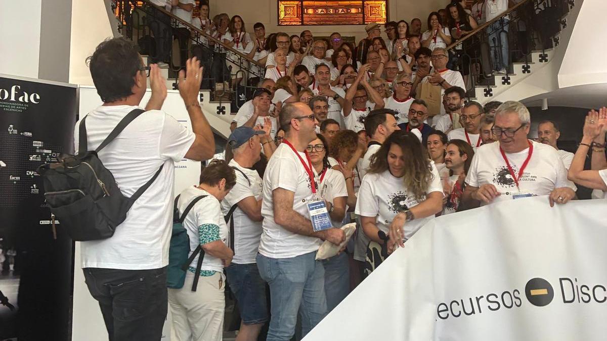 Protesta de las artes escénicas comtra la gestión del IVC en la Mostra de Tatre d'Alcoi
