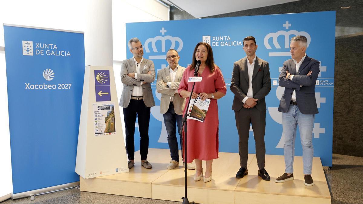 La delegada territorial Ana Ortiz, acompañada por representantes de comerciantes, hosteleros y asociaciones.