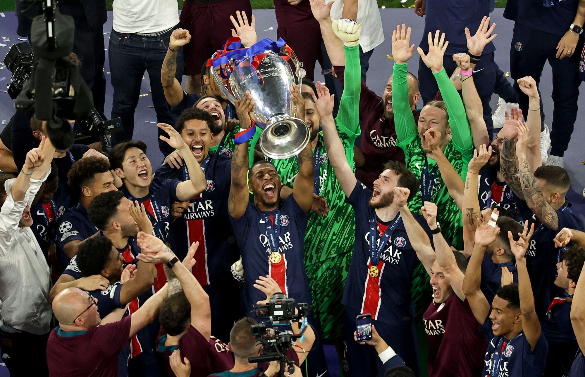 Munich (Germany), 31/05/2025.- PSG players celebrate with the trophy after the team won the UEFA Champions League final between Paris Saint-Germain and Internazionale Milano in Munich, Germany 31 May 2025. PSG won 5-0. (Liga de Campeones, Alemania) EFE/EPA/FRIEDEMANN VOGEL