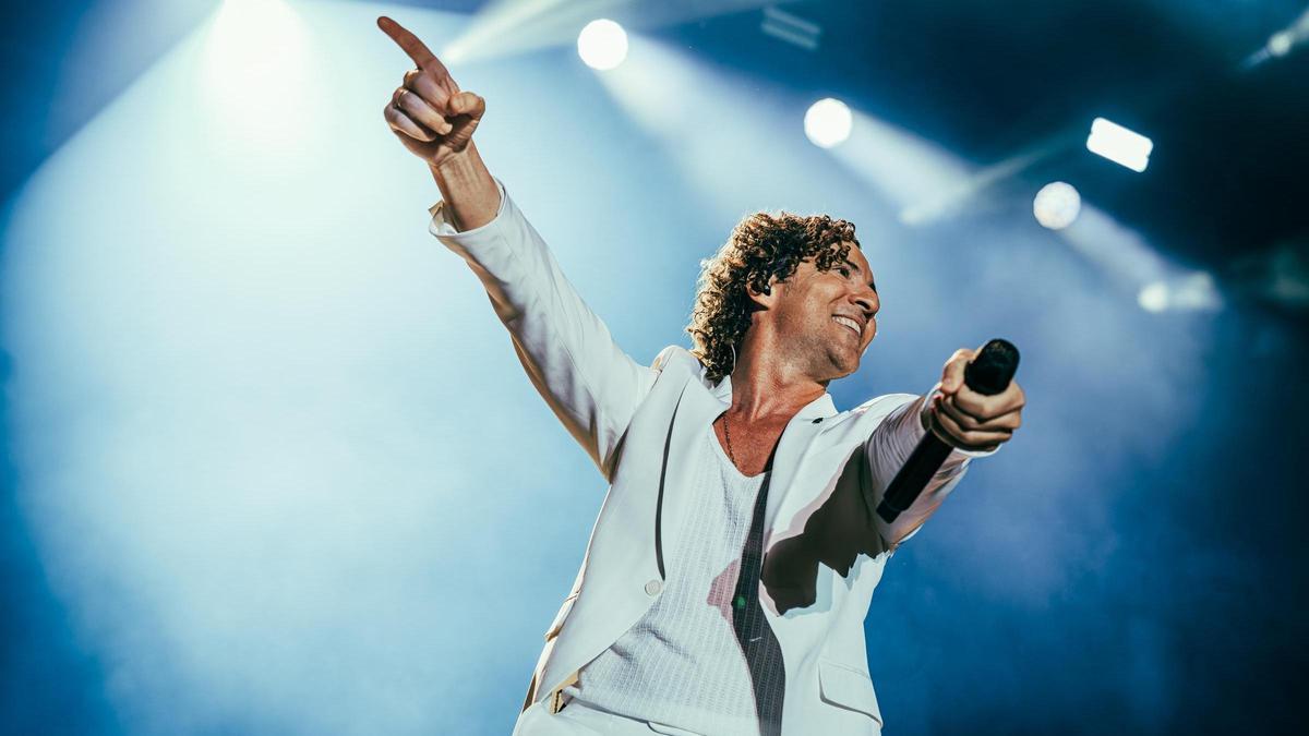 David Bisbal se dirige al público durante una de las actuaciones en el parque de Tafisa.