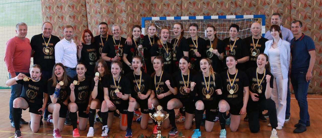 La plantilla al completo del HC Galychanka Lviv, posa en formación orgullosas mostrando su medalla de campeonas de Copa
