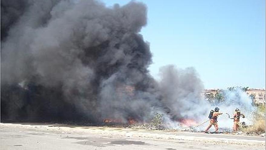 Un incendio de neumáticos provoca una nube negra