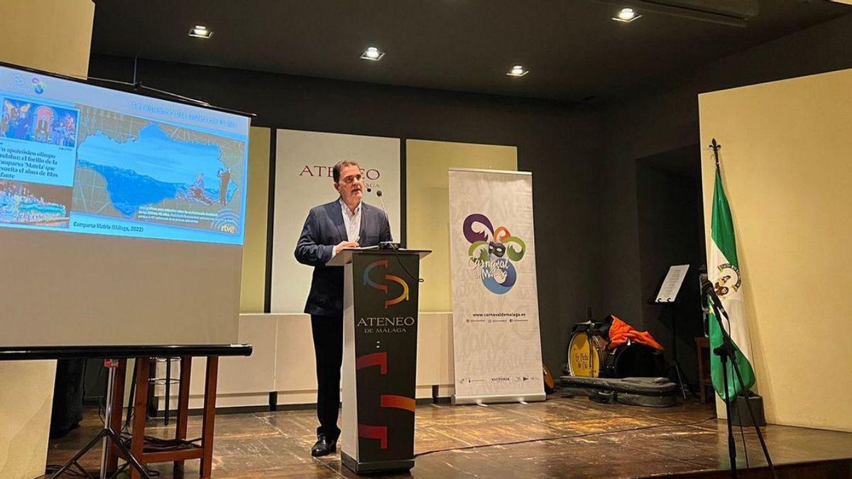 El ensayista David Delfín en la conferencia inaugural del Carnaval, en el Ateneo de Málaga | L.O.