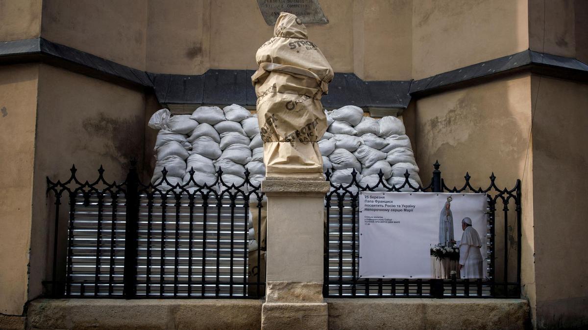 Se cubre una estatua y se colocan sacos de arena en la Catedral Basílica de la Asunción, en Lviv