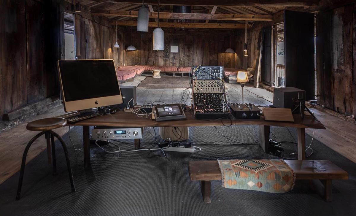 Interior de la panera de Susacasa, en  Gozón, que ha alojado conciertos, sesiones de música electrónica, yoga, charlas...  |