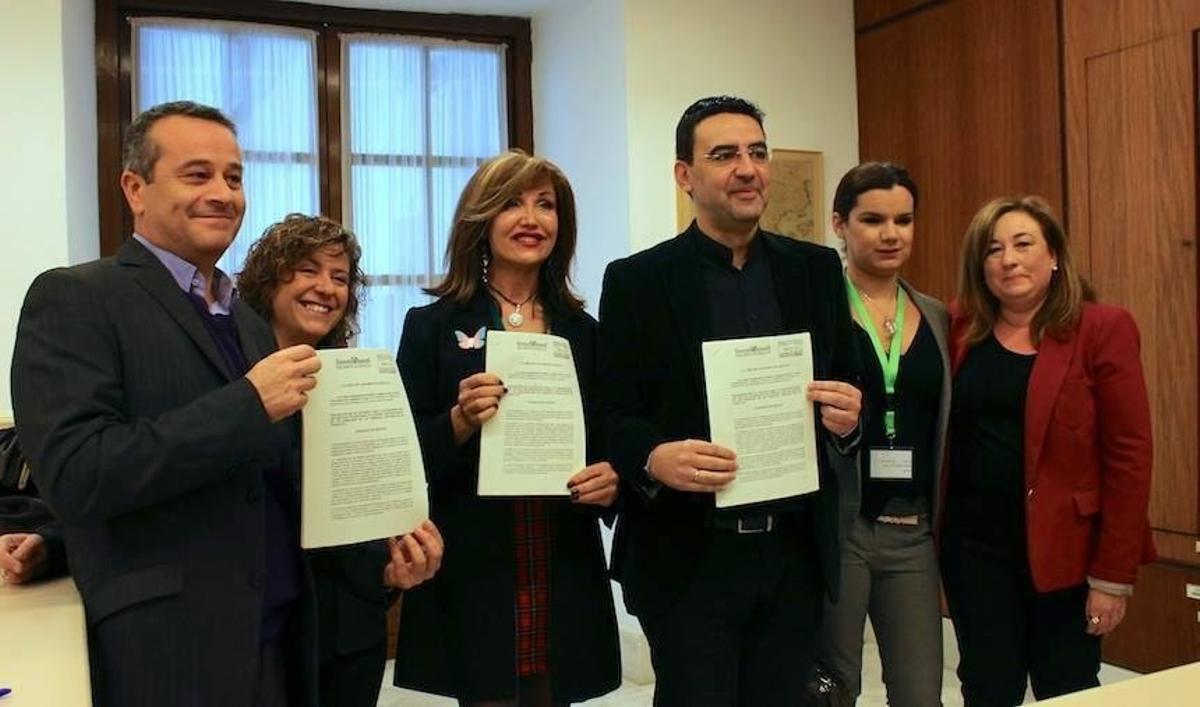 Momento del registro en el Parlamento de Andalucía de la iniciativa para la Ley Trans.