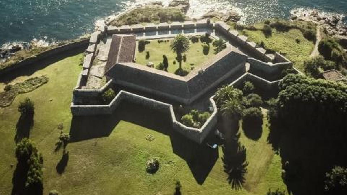 Esta fortaleza sobre el mar es una casa a la venta.
