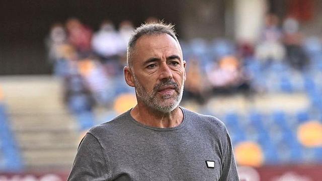 Ángel Rodríguez dando instrucciones en el partido de ayer. |  // RAFA VÁZQUEZ