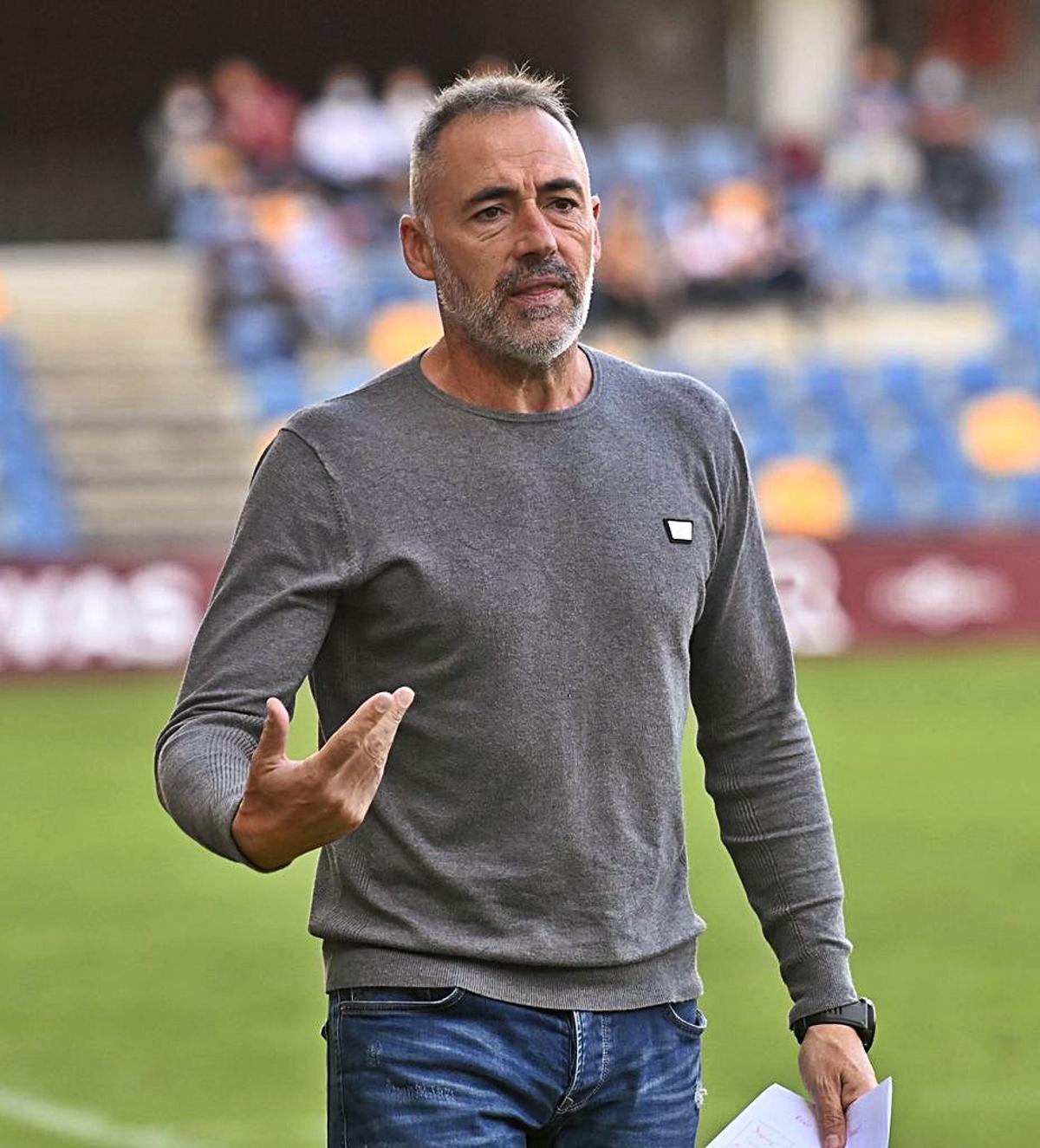 Ángel Rodríguez dando instrucciones en el partido de ayer. |  // RAFA VÁZQUEZ