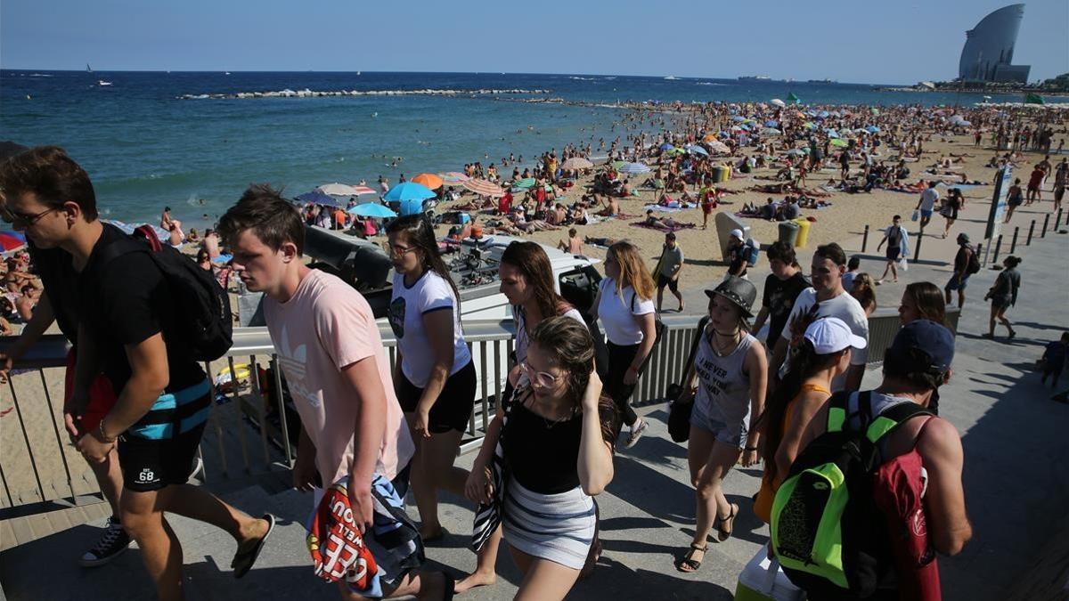 Bañistas en la Barceloneta.