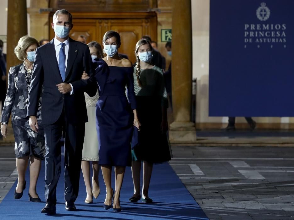 La Familia Real saliendo del salón Covadonga tras la ceremonia.