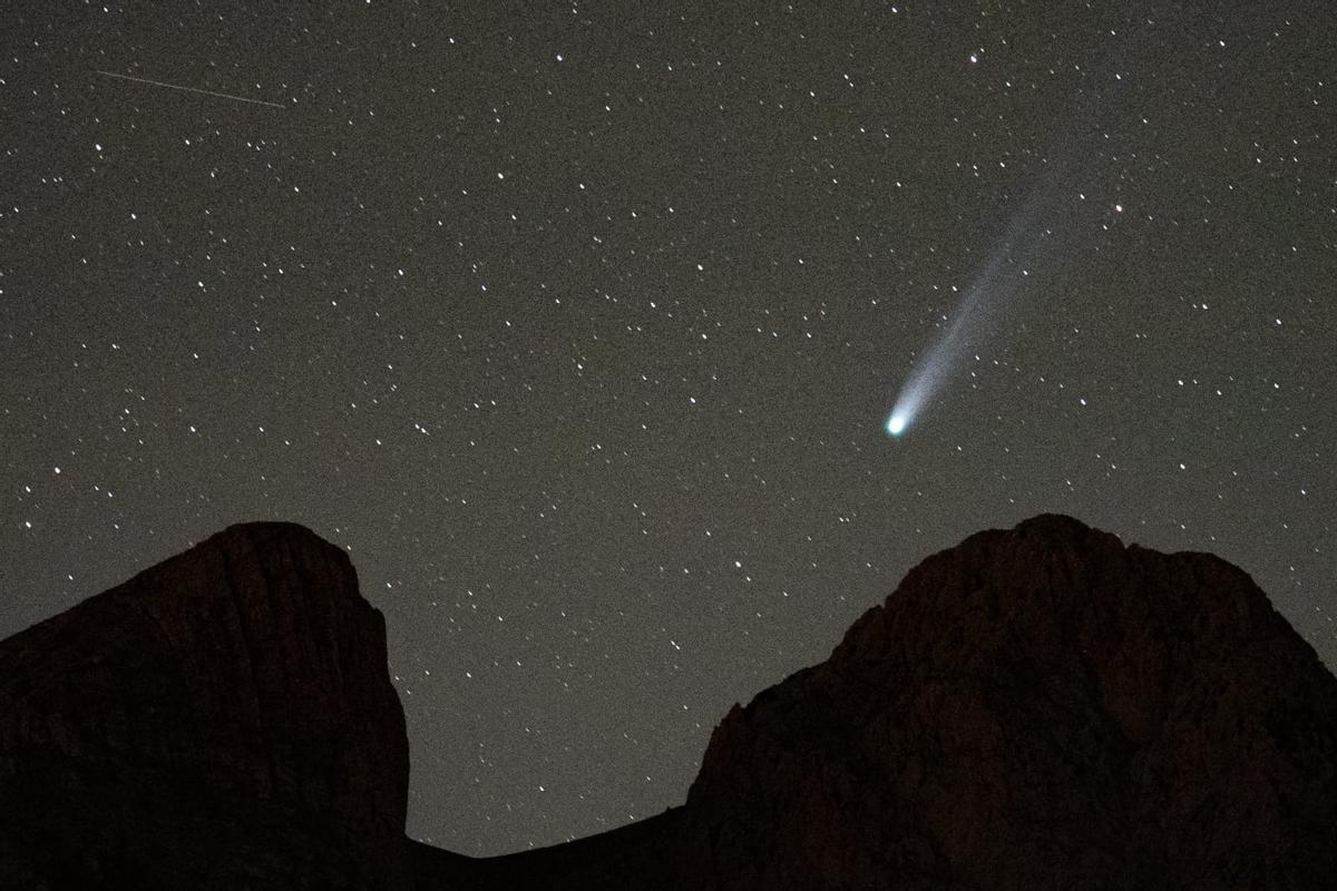 El brillo del cometa atravesando las cimas del Pedraforca.