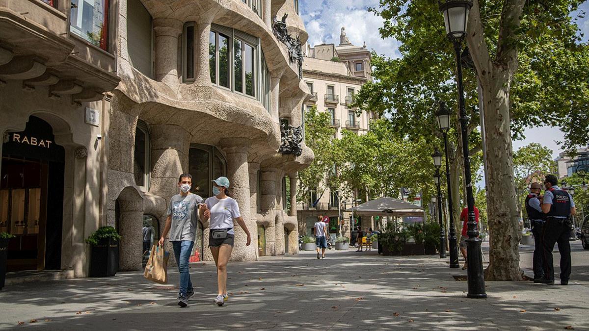 Transeúntes en un paseo de Gràcia casi vacío, a la altura de la Pedrera, el pasado 10 de julio