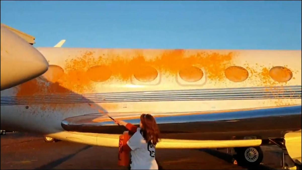 Activistas ecologistas pintan jets privados en el aeródromo donde aterrizó Taylor Swift.00 00 12 10.Imagen fija001