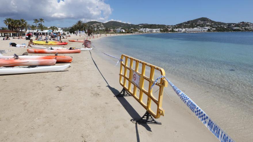 Foto de archivo de la playa de Talamnca cerrada por vertidos