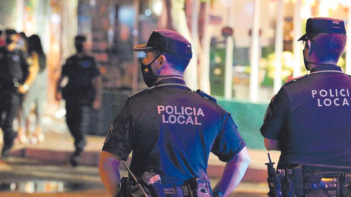 Agentes de la Policía controlan una zona de ocio en la Playa de San Juan para comprobar que la gente cumple con las medidas anticovid.