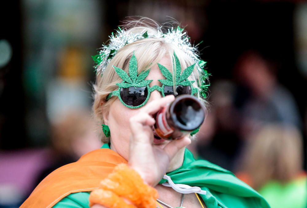 Las calles de la zona de pubs ingleses se tiñen de una marea verde que, como es tradición, conmemora esta fiesta irlandesa por todo lo alto