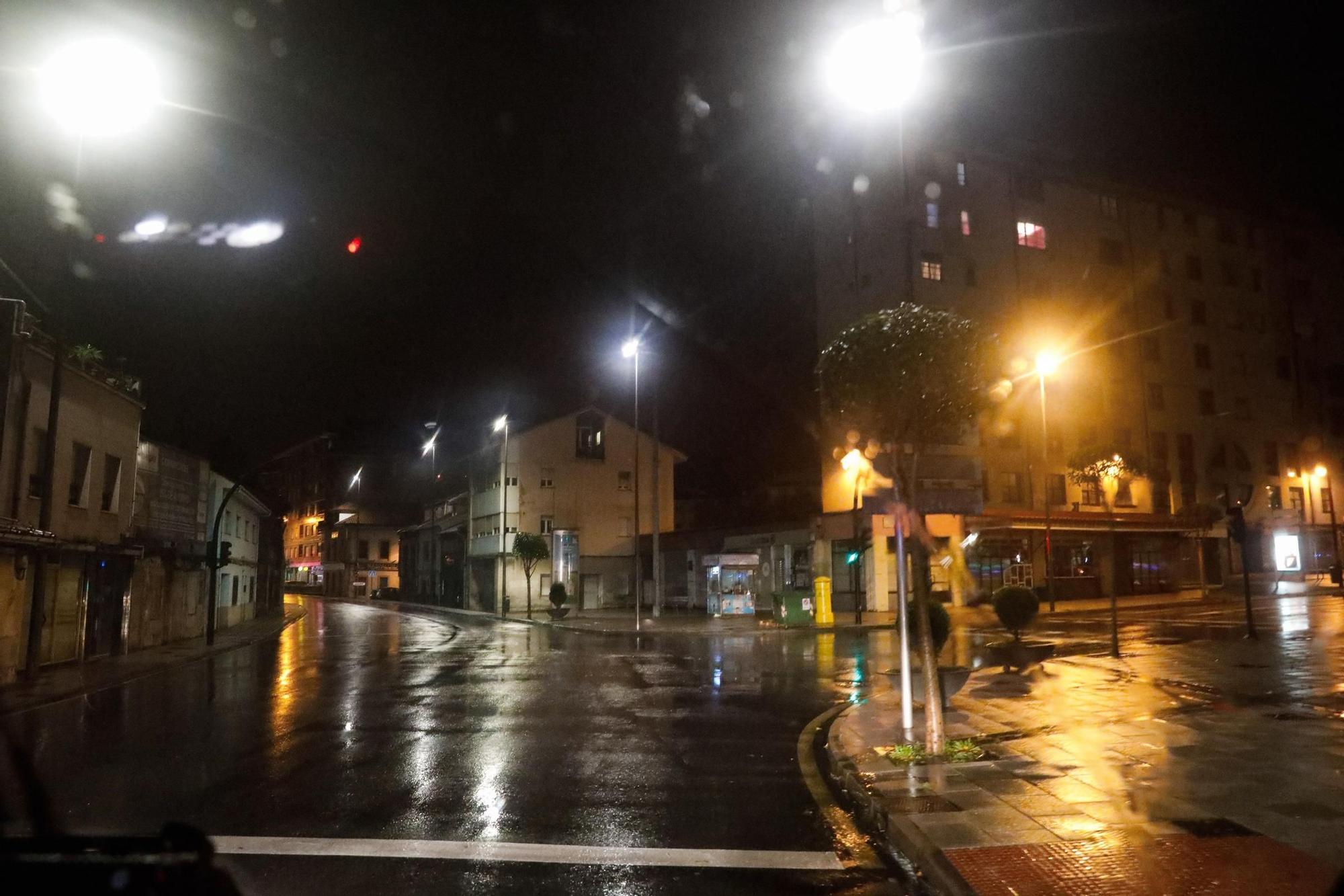 Patrullaje con la Policía Local de Avilés en la primera noche del estado de alarma