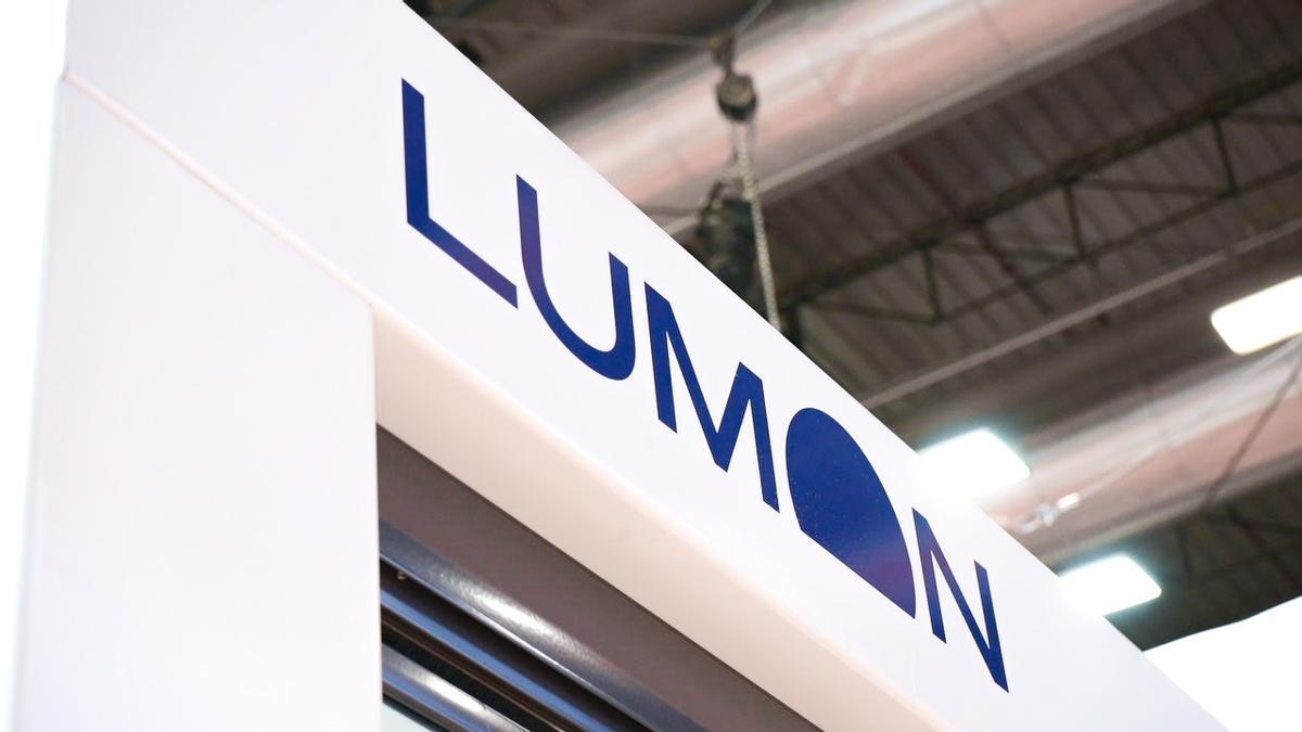 La nueva imagen corporativa de Lumon, en letrero en la fábrica de Antequera (Málaga).