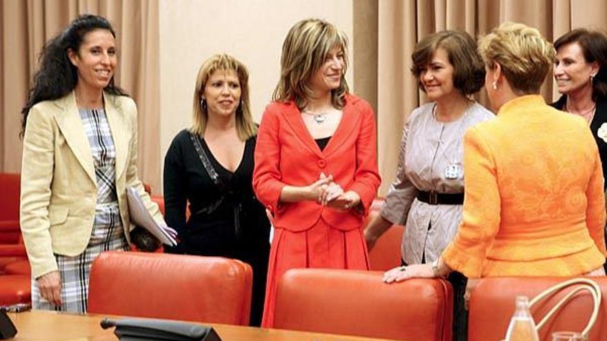 Aído, en el centro conversa con Carmen Calvo, presidenta de la comisión, y las portavoces, ayer.