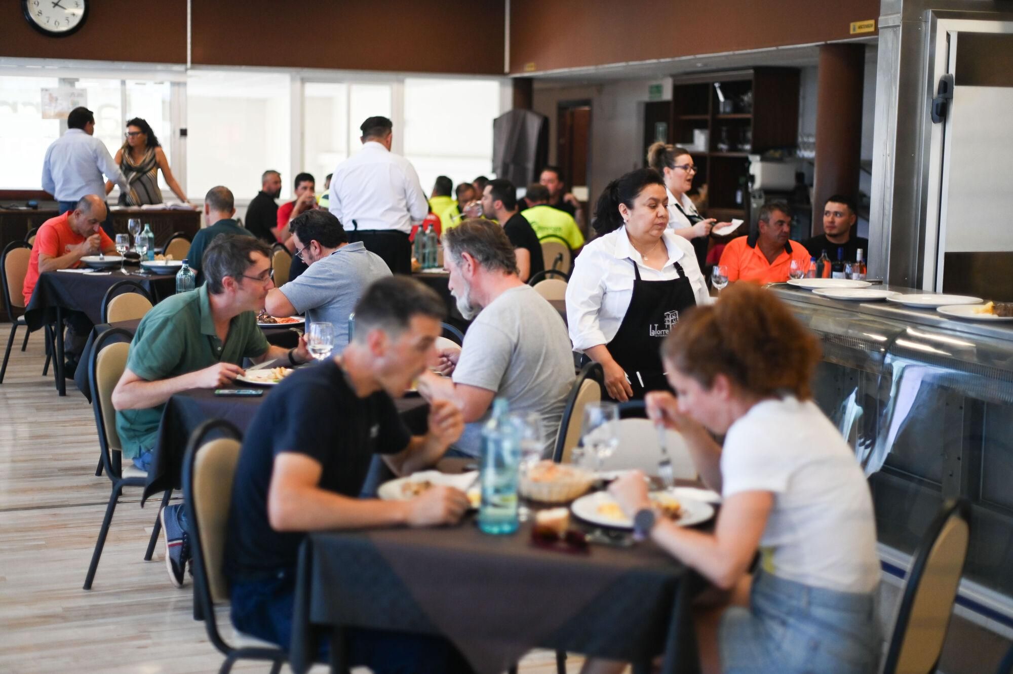 En imágenes | La Torre, el restaurante que triunfa en Malpica con 700 menús diarios y su famoso chuletón: "Viene gente de toda Zaragoza"