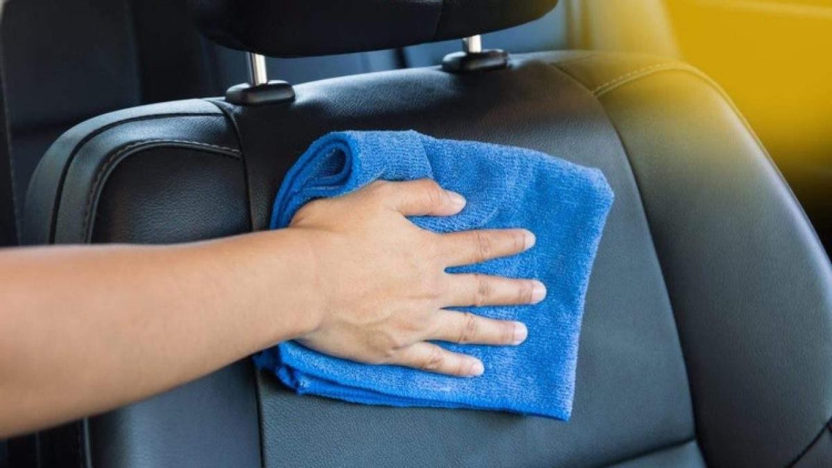 Lavar el coche a mano: trucos y consejos para dejarlo como nuevo