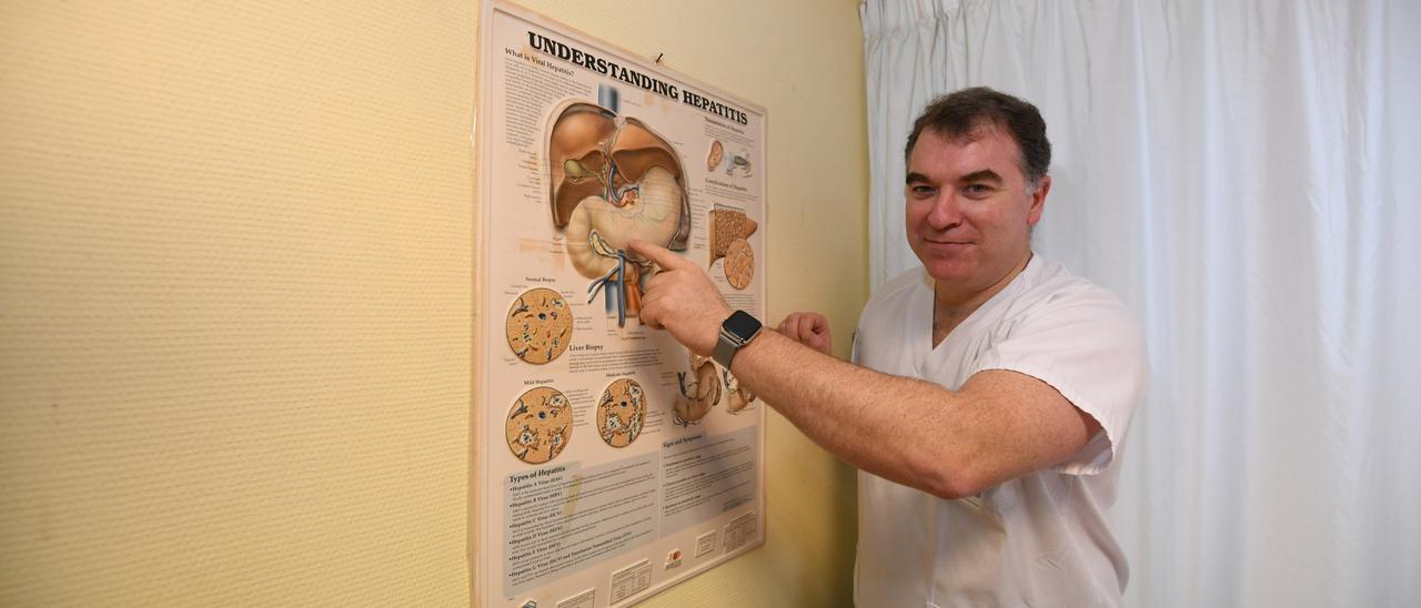 El doctor Juan Turnes en el Hospital Montecelo.