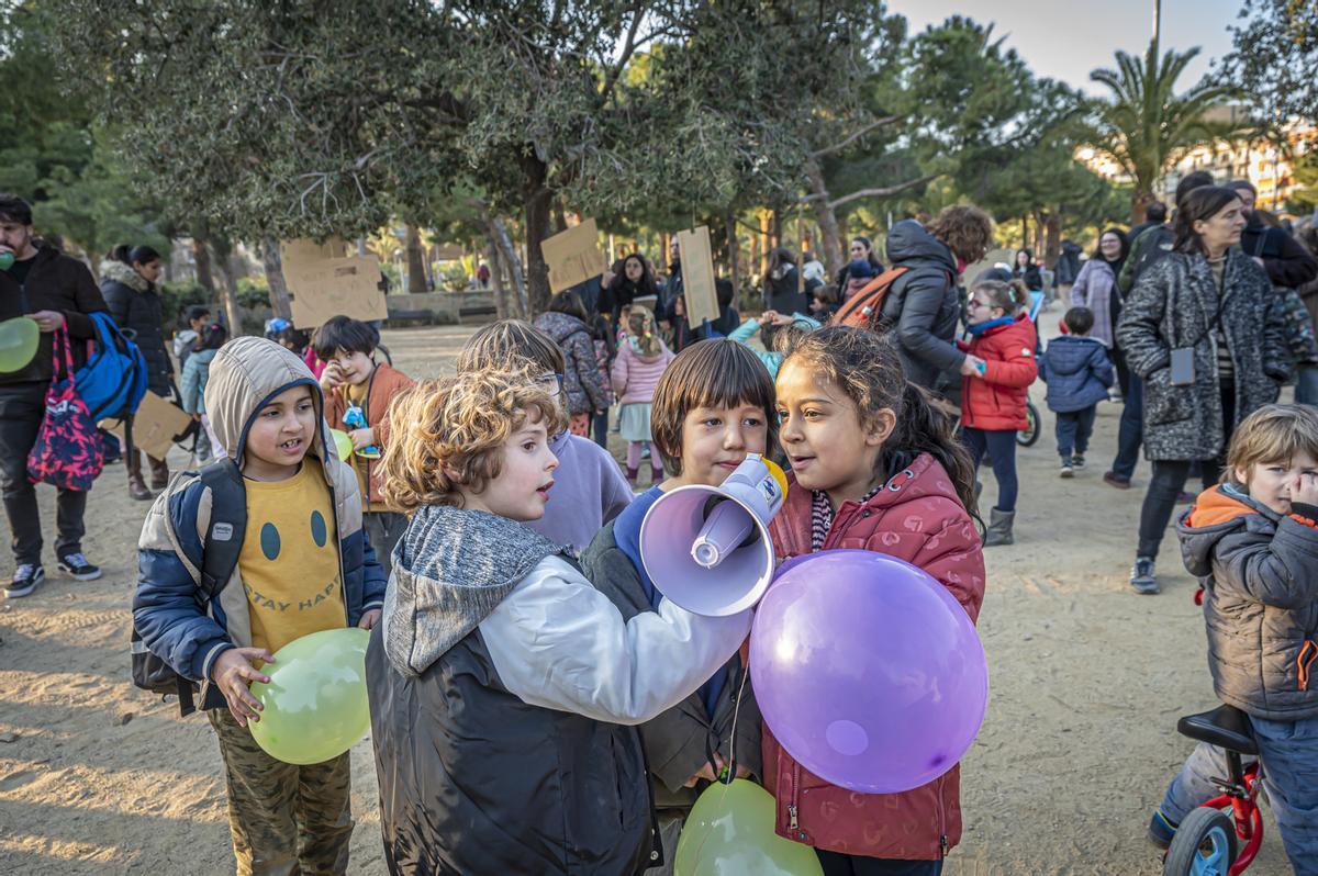 Vecinos del Eixample se manifiestan por primera vez en el parque Joan Miró contra la tala de 170 árboles por las obras de unión del FGC