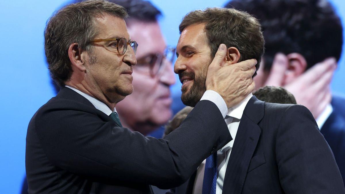 Alberto Núñez Feijóo saluda a Pablo Casado tras su discurso en la segunda jornada del XX Congreso Nacional del PP de Sevilla.