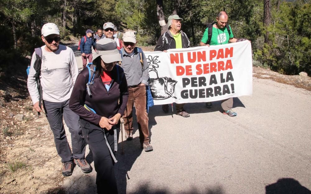 Marcha antimilitarista en la Sierra de Aitana