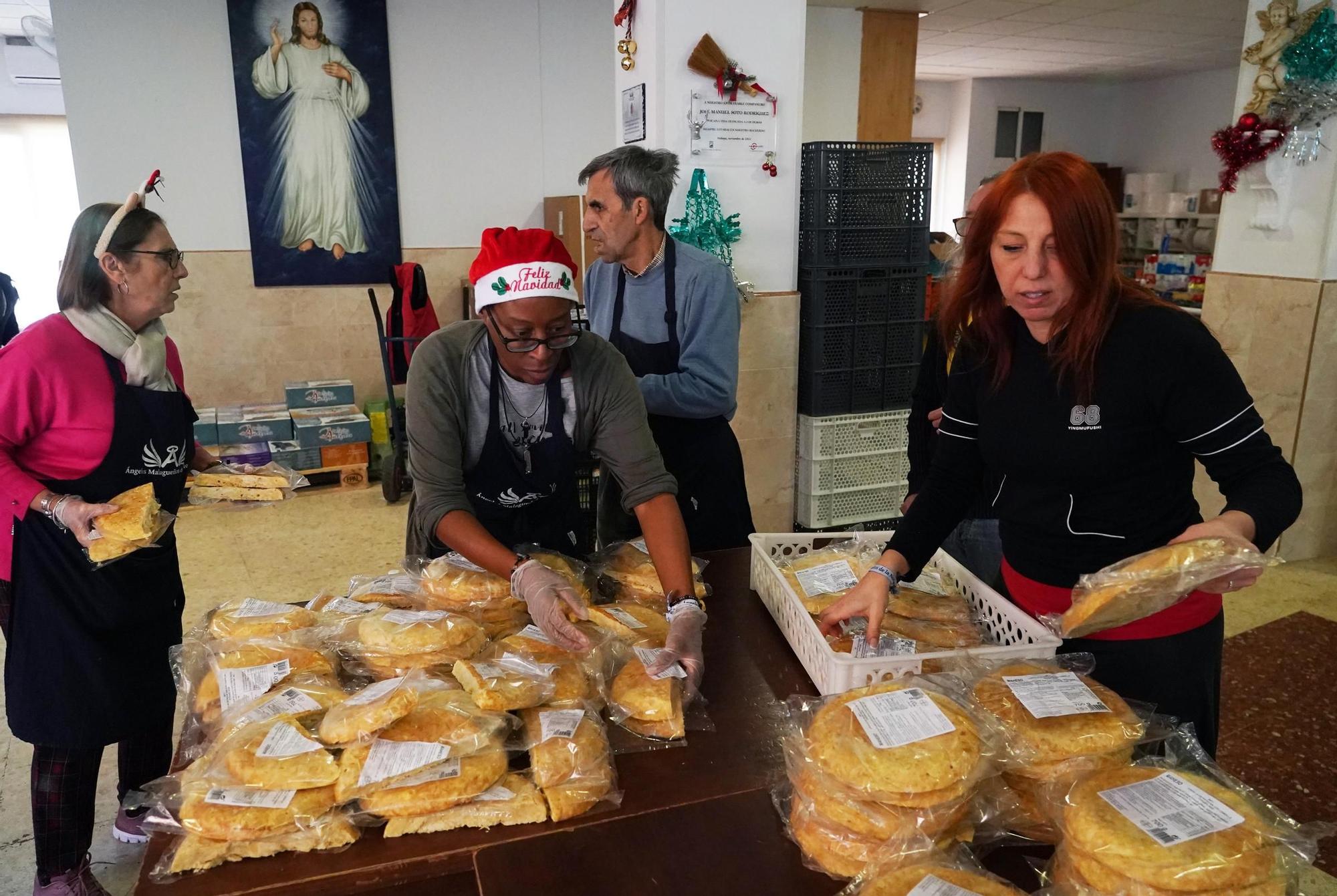 Los Ángeles Malagueños de la Noche reparten sus menús de Nochebuena