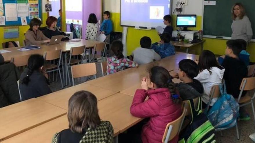 Alumnes presentant la proposta davant del Consell Escolar