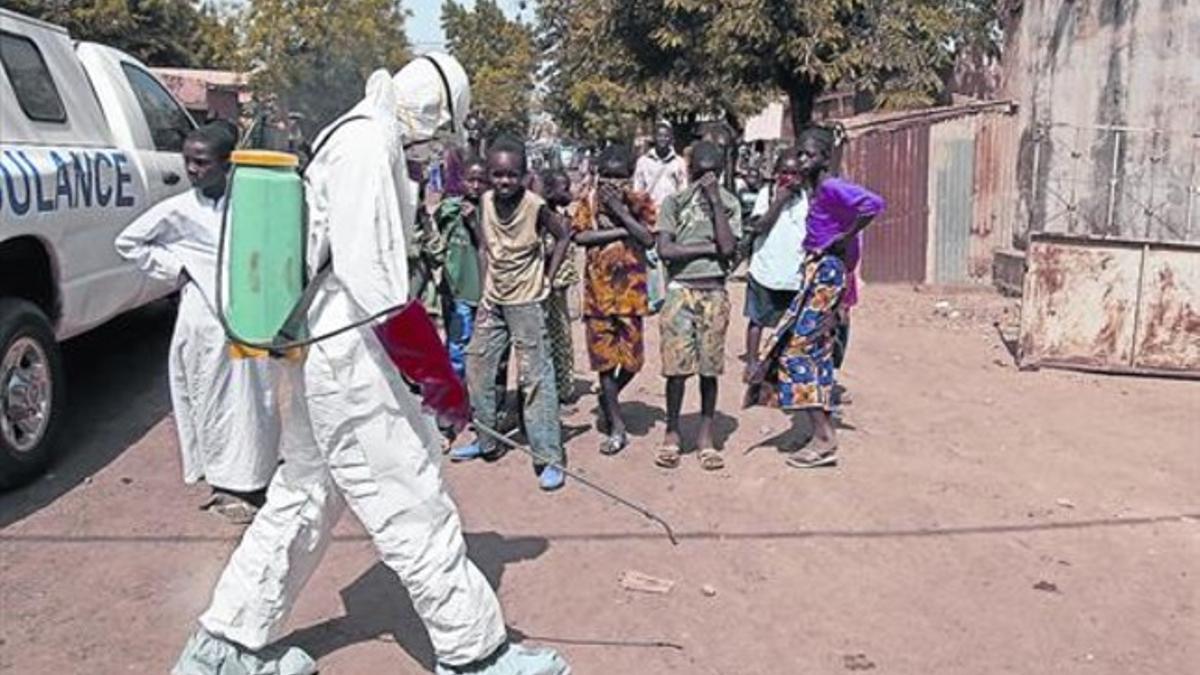 Un trabajador sanitario desinfecta la zona donde había caído un hombre sospechoso de estar afectado por el virus, el pasado día 14, en Bamako.