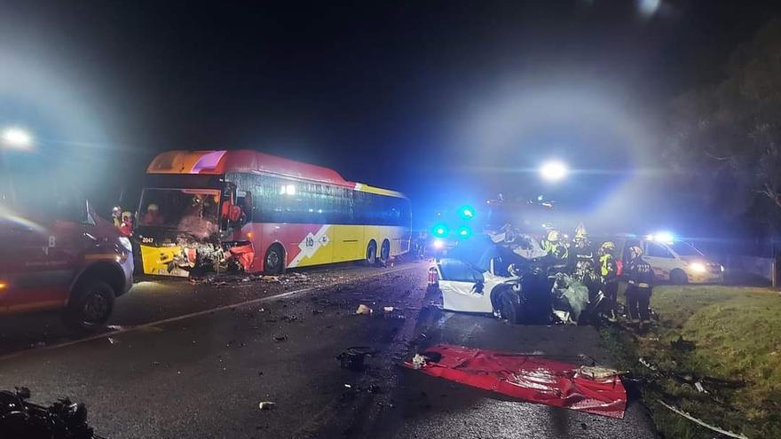 Estado en el que quedaron el turismo y el autobús tras la colisión frontal.