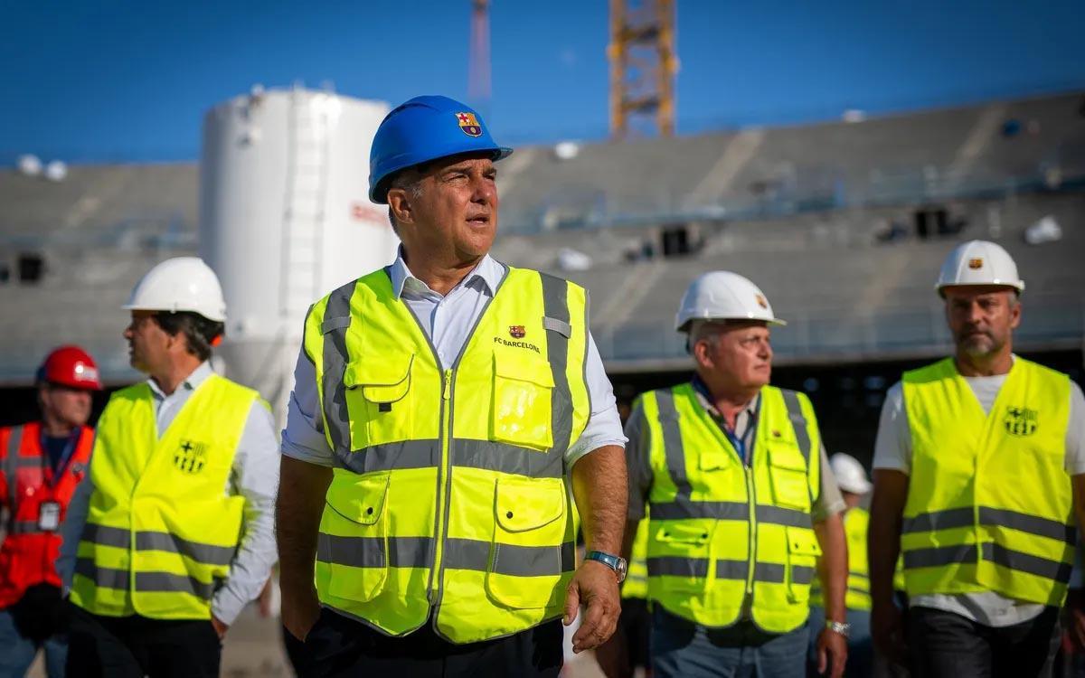 Laporta visita las obras del Spotify Camp Nou junto a Deco, Flick, Lamine Yamal, Gavi y Pedri