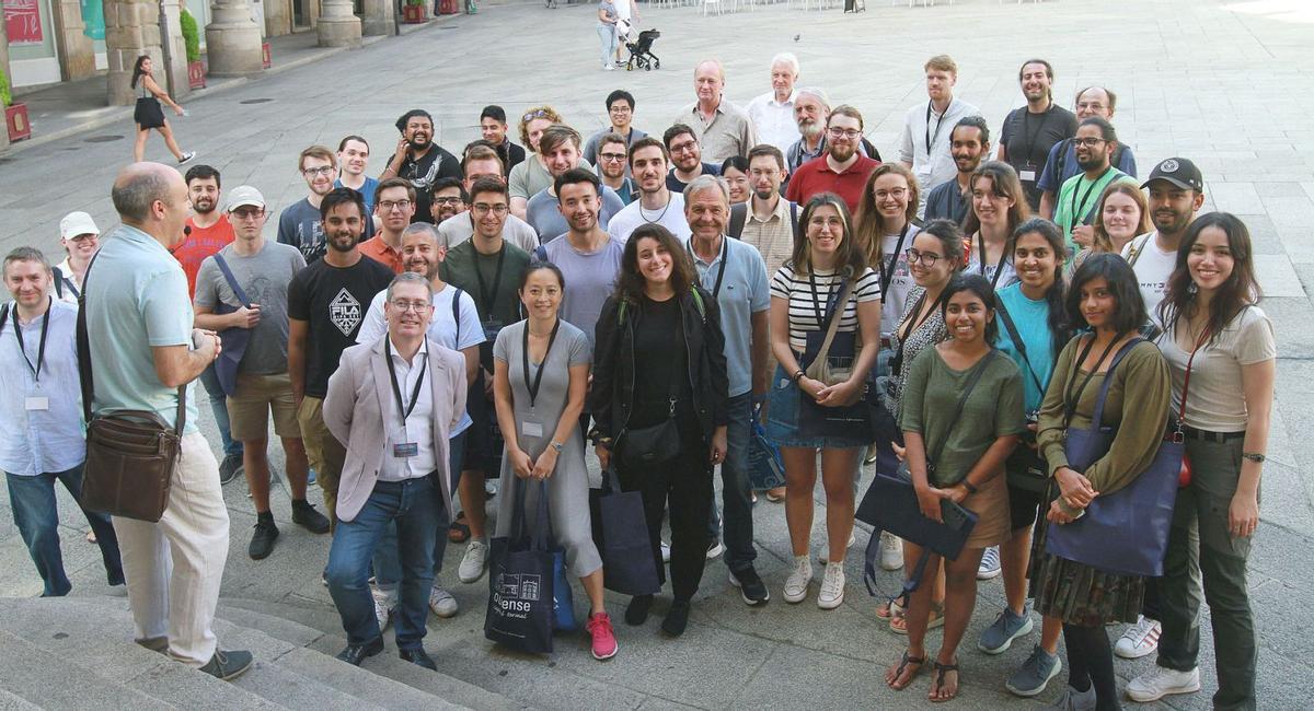 Participantes en la Escuela Internacional de Investigación del Max Planck, en la Praza Maior de Ourense, ayer. |   // IÑAKI OSORIO