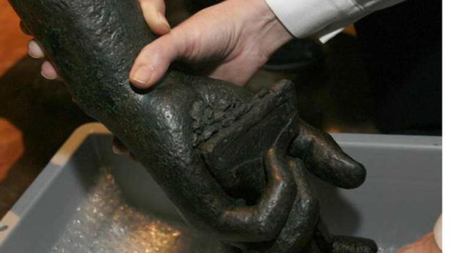 La mano de bronce, encontrada en Lucentum en 2005.