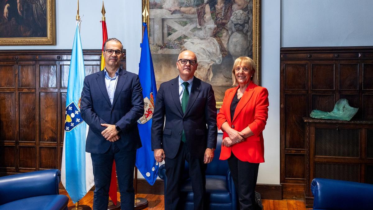 Jaime Pereira, Manuel Baltar y Marisol Nóvoa en la imagen difundida por la Diputación de Ourense.