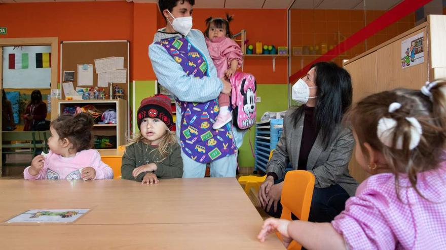 La consejera de Educación, Esther Gutiérrez, visitó ayer en Mérida una de las nuevas aulas de Infantil abiertas en febrero.