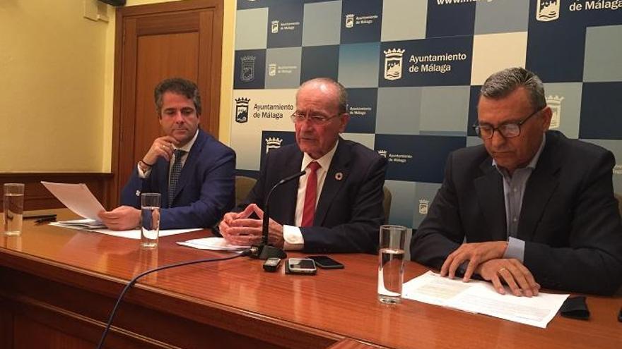 De izquierda a derecha, Carlos Conde, el alcalde y Sergio Cuberos.