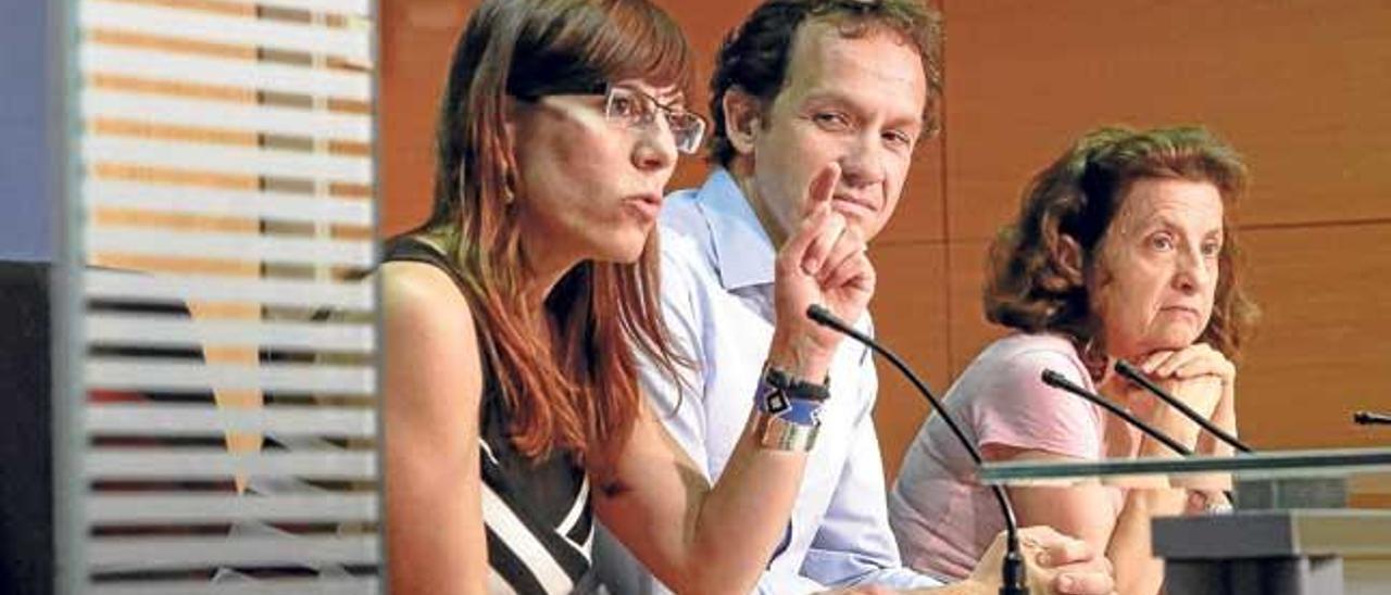 Laura Camargo (Podemos), Marc Pons (PSOE) y Fina Santiago (Més).