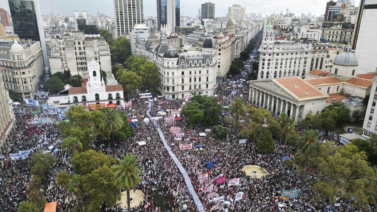 Miles de argentinos se manifiestan contra el negacionismo de la dictadura que promueve Milei Miles de argentinos se manifiestan contra el negacionismo de la dictadura que promueve Milei
