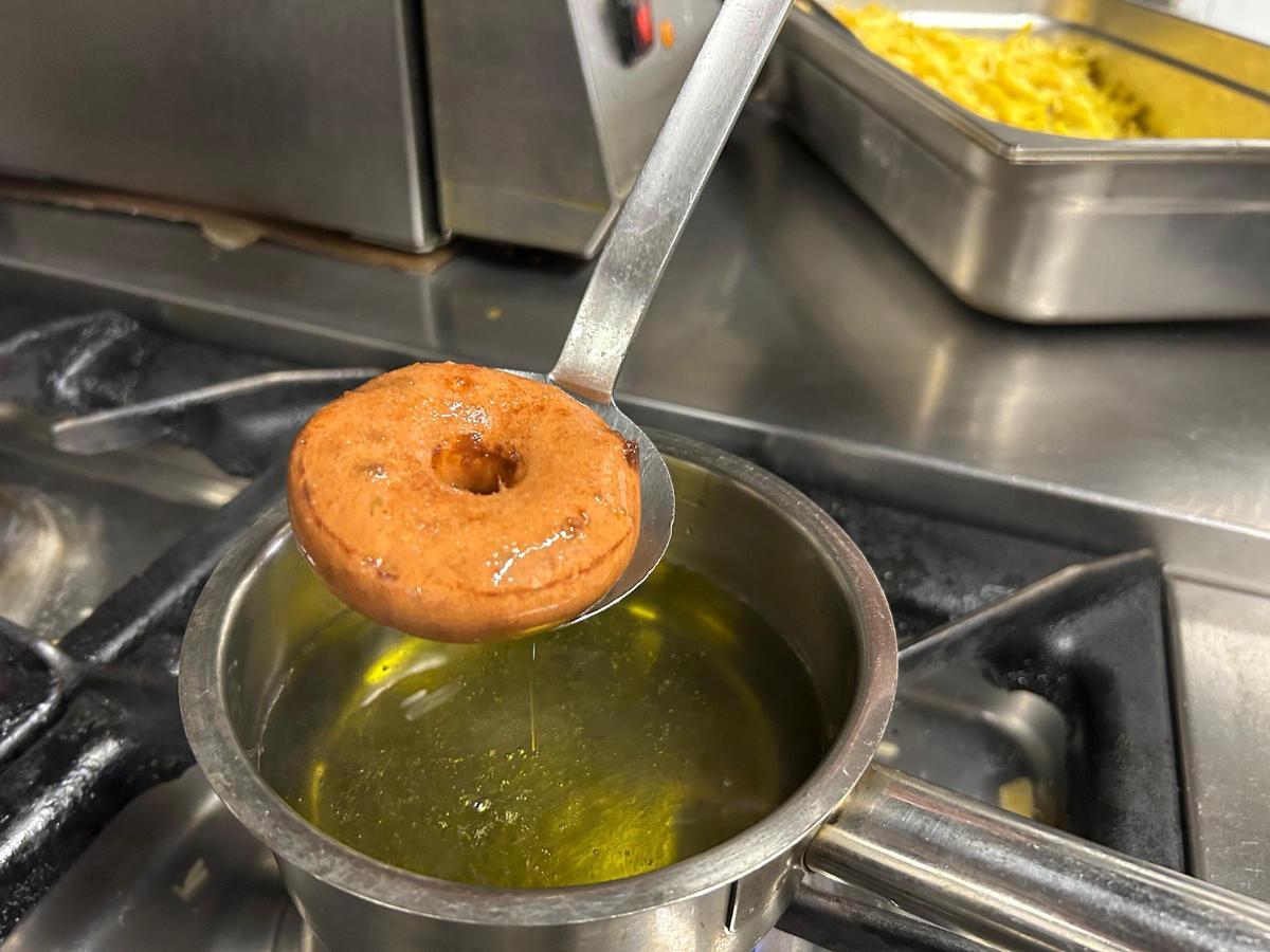 EN IMÁGENES: El restaurante Feudo Real de Grado presenta su trampantojo de donut para el certamen de Afuega'l Pitu