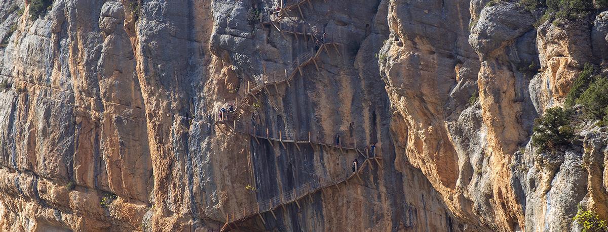 Las pasarelas de Montfalcó: un lugar de vértigo reservado para los más intrépidos.
