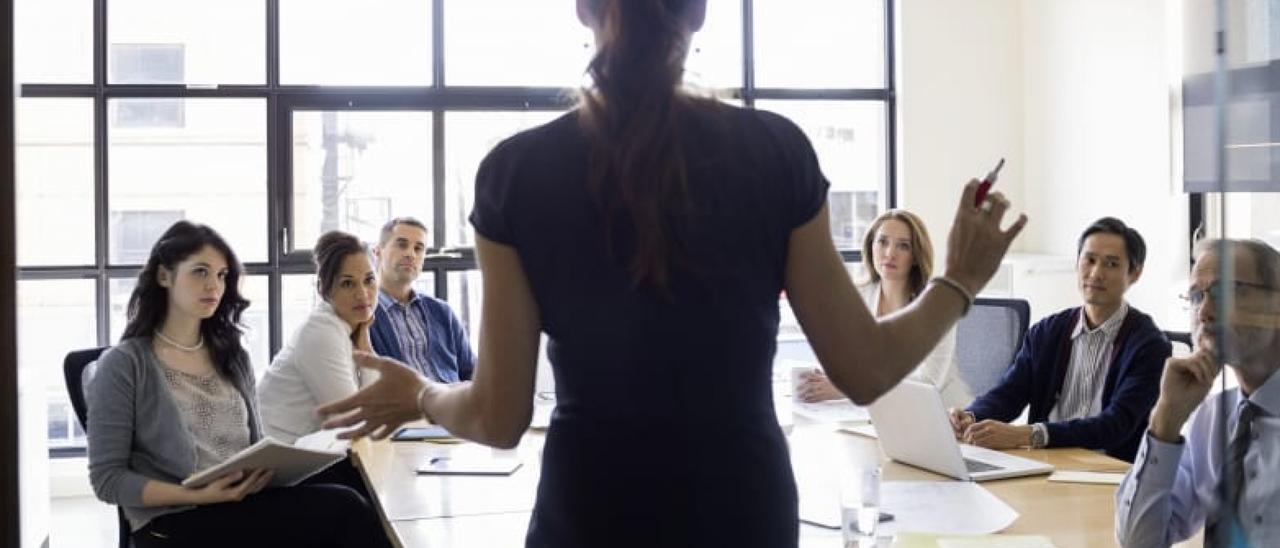 Mujeres en el consejo de administración empresarial.