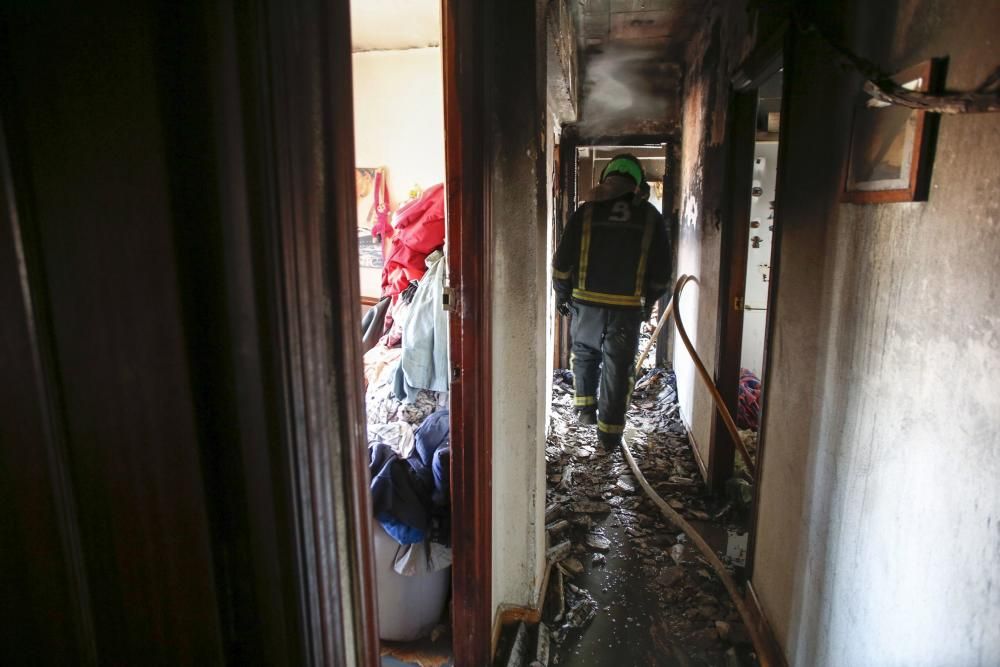 Así quedó el interior de la vivienda que ardió en el Avilés