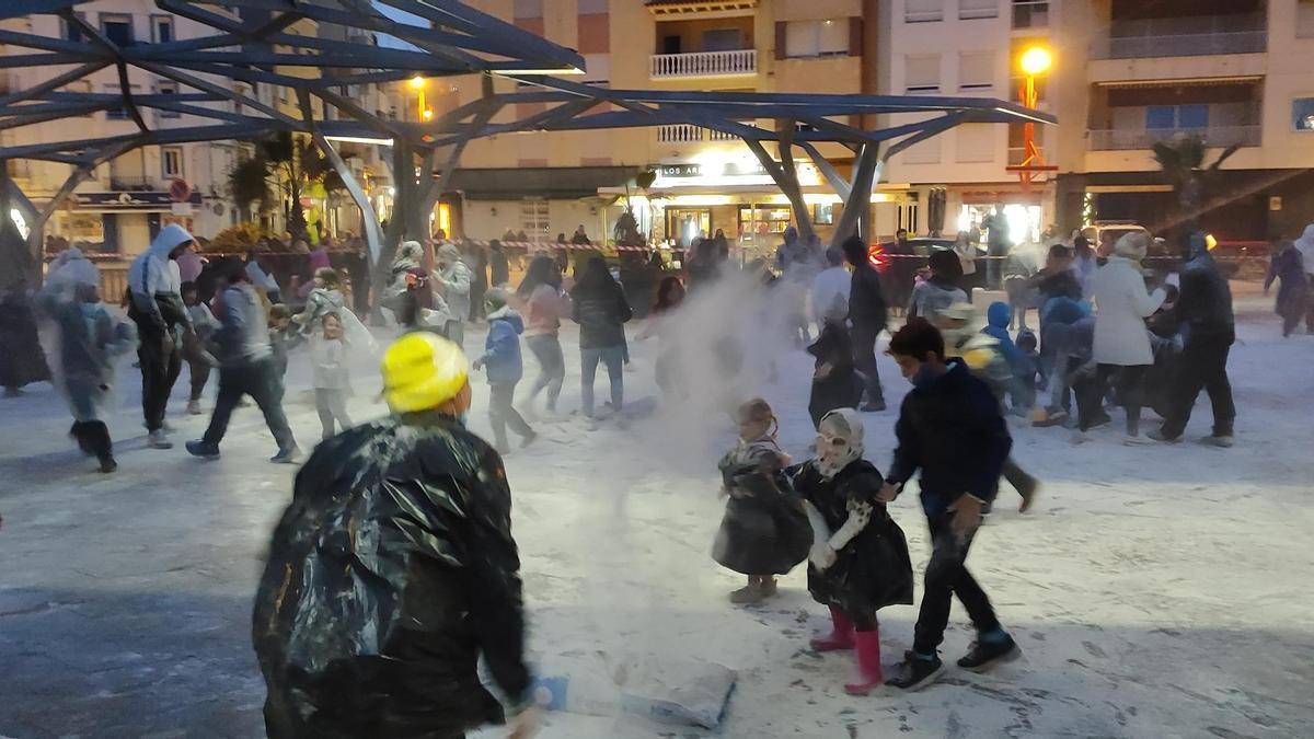 Un instante de la batalla de harina en Vinaròs.