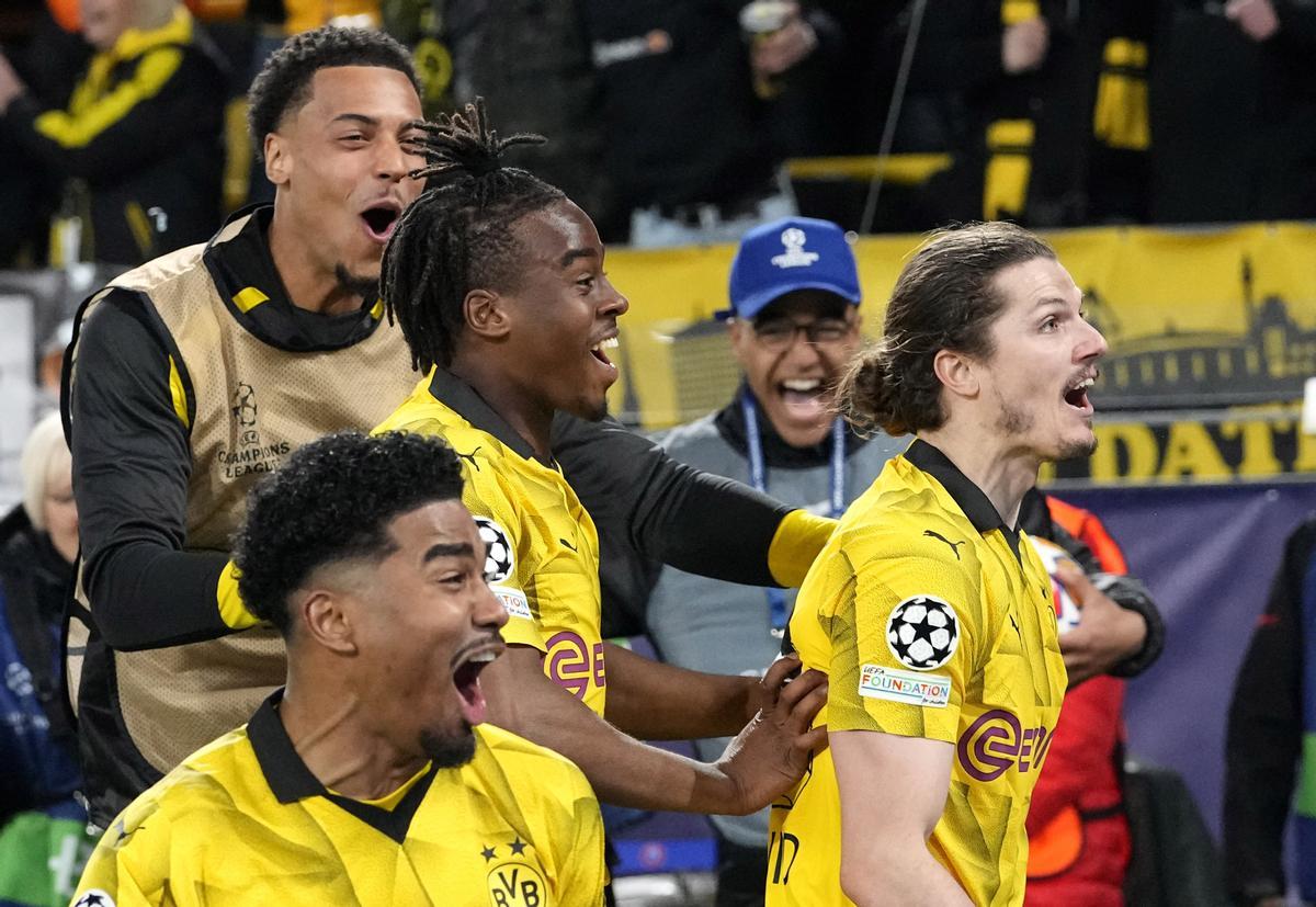 Los jugadores del Dortmund celebran uno de los goles
