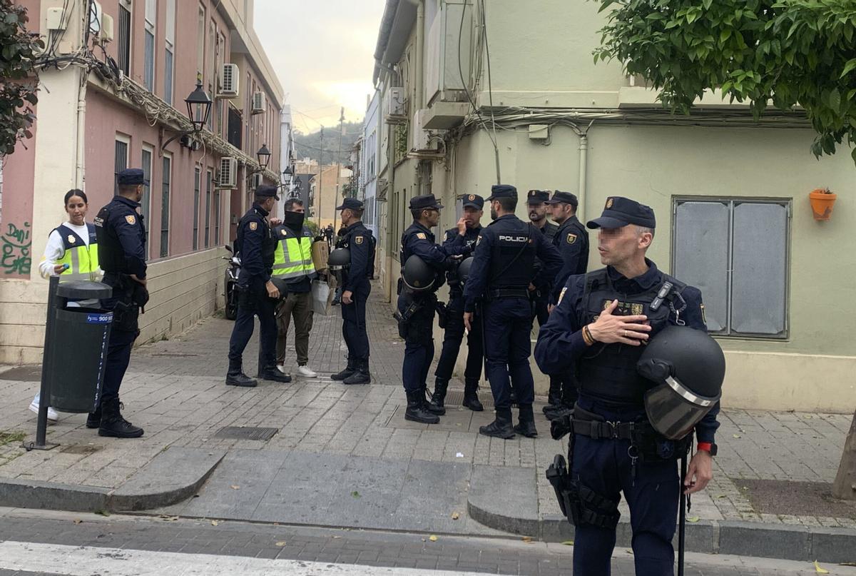 Unos 250 agentes se despliegan en la calle Trinidad en una gran operación contra clanes de la droga.
