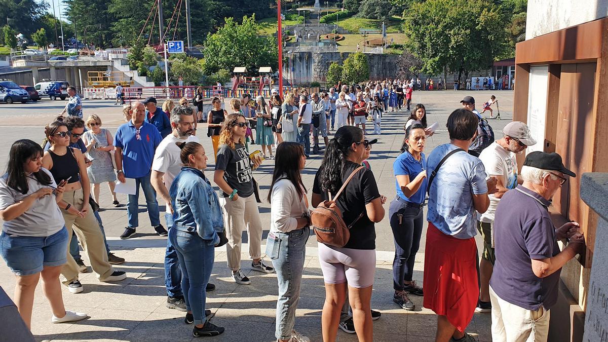 Cola de personas en la taquilla del auditorio municipal de Vigo esta mañana para comprar entradas para el concierto de Sebastián Yatra.
